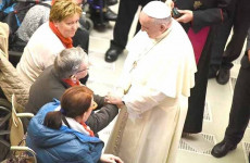 Papa Francesco saluta malati al termine di un'udienza. Sanità