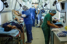 Un quirofano con doctores y enfermeras atendiendo pacientes. Natulac