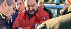 Salvini con indosso la giacca della divisa dei Vigili del Fuoco.
