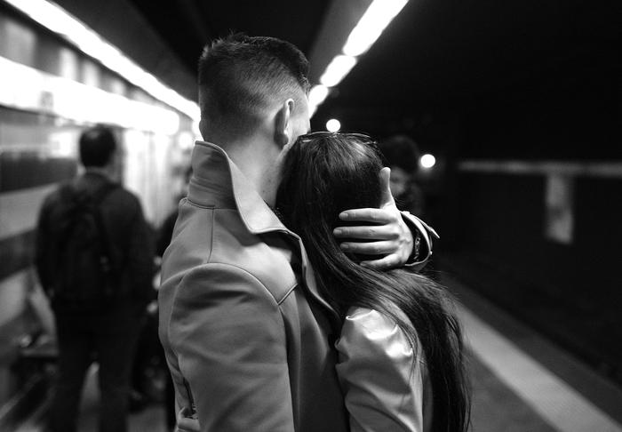 Doca e Mallel una coppia di ungheresi in vacanza aspettano la metro alla fermata "Cipro" a Roma.