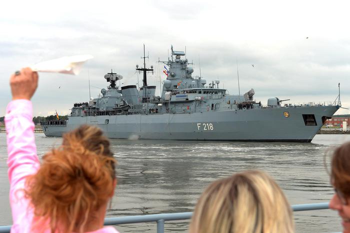 Parenti dell'equipaggio salutano la fregata 'Mecklenburg-Vorpommern' (F218) mentre salpa dalla base navale Wilhelmshaven, in Germania, per la missione Sophia.