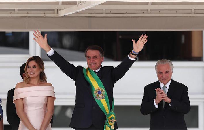 Il nuovo presidente del Brasile Jair Bolsonaro, alla sua destra la moglie Michele e alla sua sinistra il presidente uscente Michel Temer.