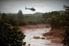 Un elicottero delle Forze armate brasiliane sorvola la zona del disastro.