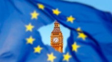 Bandiera dell'Europa strappata da cui si intravvede il Big Ben londinese. Brexit