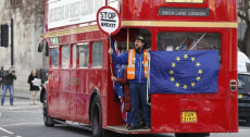 Un autista di autobus di Londra con la bandiera dell'Europa e la scritta No Brexit.