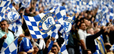 Tifosi del Chelsea agitano le bandiere della squadra nello stadi di Wembley.