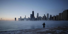 Una persona cammina sulla North Avenue Beach sulla sponda del Logo Michigan ghiacciato in Chicago.