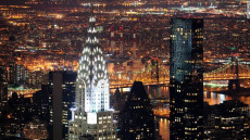 Vista notturna del Chrysler Building a New York.