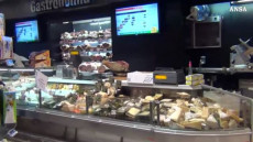 Il bancone refrigerato esposizione del cibo in un supermercato.