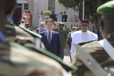 Il presidente del Consiglio, Giuseppe Conte, passa in rassegna il plotone militare in Ciad. (Ufficio Stampa Presidenza del Consiglio)