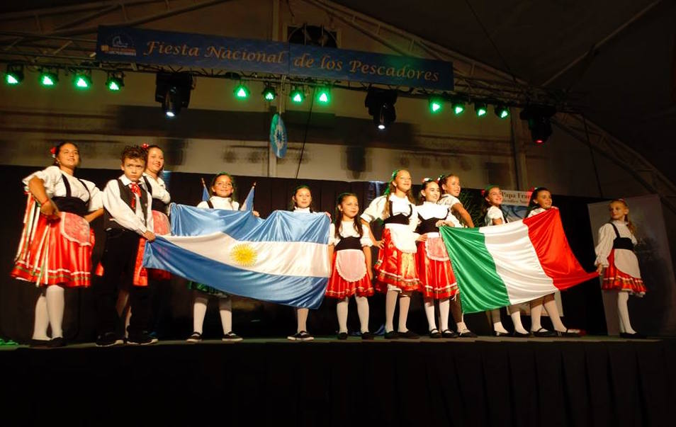 Il corpo di ballo della Casa d'Italia di Mar del Plata.