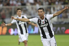 Cristiano Ronaldo festeggia il gol che assegna la Supercoppa alla Juventus contro il Milan.