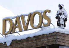 Davos tra la neve e un agente di sicurezza.