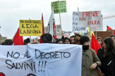 Manifestazione contro il decreto sicurezza in Toscana. Uno striscione con la scritta "No al decreto Salvini"