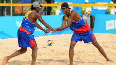 La coppia venezuelana di beach-volley si battono le mani.
