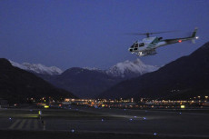 Elicottero contro aereo in Valle d'Aosta, gli elicotteri dei soccorsi atterrano all'aeroporto di Aosta.