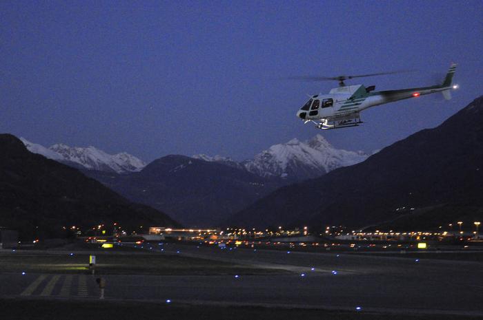 Elicottero contro aereo in Valle d'Aosta, gli elicotteri dei soccorsi atterrano all'aeroporto di Aosta.