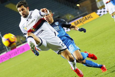 Ismael Bennacer e Daniel Bessa in azione nella partita vinta dal Genoa ad Empoli.