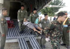 Filippine: un ferito dell'attentato viene portato in barella dai militari.