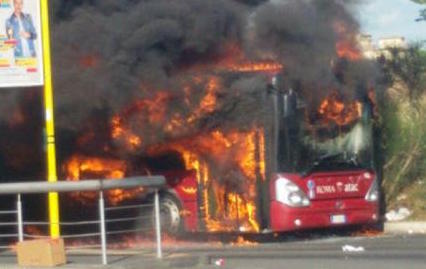 Autobus dell'Atac in fiamme.