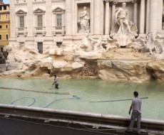 I lavori di manutenzione ordinaria nella Fontana di Trevi.