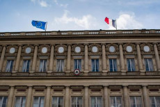 Le Quai d'Orsay, il ministero degli Esteri francesi con le bandiere d'Europa e di Francia sventolando.