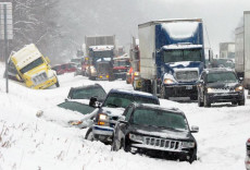 Emergenza gelo Usa, camion e macchine incastrate nella neve.
