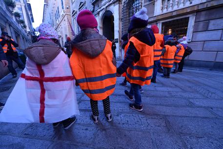 Un momento della manifestazione degli abitanti della zona arancione vicino a ponte Morandi.Genova.