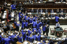 Il presidente della Camera Roberto Fico sospende la seduta per 5 minuti dopo che i deputati di Forza Italia hanno indossato delle pettorine azzurre con scritte come 'Giù le mani dal no profit' e 'Basta tasse'.