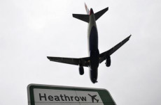 Un aereo della British Airways sorvola l'aeroporto di Heathrow.