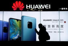 Una donna chiama dal proprio smartphone Huawei.