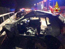 Una delle automobili coinvolte nell'incidente sull'Autosole fra Lodi e Casalpusterlengo causato dal passaggio di un branco di cinghiali,-