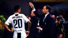 Massimiliano Allegri dà le ultime istruzioni a Joao Cancelo prima di entrare in campo. Juventus