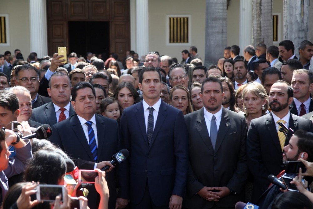 El presidente de la AN, Juan Guaidó, indicó que asumirá las competencias que le dan los artículos 233,333 y 350 de la Constitución de 1999.