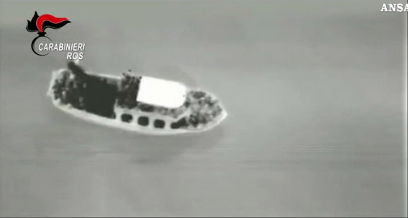 Nel fermo-immagine del video dei Carabinieri l'imbarcazione usata per il contrabbando di persone. Kamikaze