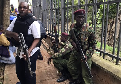 Soldati difendono un hotel a Nairobi.