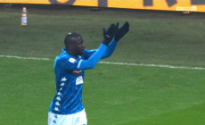 Nel fermo immagine tratto da Sky Sport il difensore del Napoli Kalidou Koulibaly applaude all'indirizzo dell'arbitro Mazzoleni durante Inter-Milan. Il giocatore, oggetto di buu razzisti durante la gara, è stato espulso a causa del suo gesto.