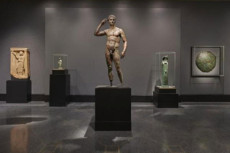 La statua dell'Atleta di Lisippo in una sala del museo.