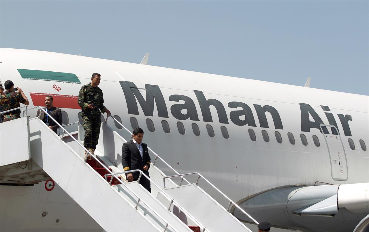 Un aereo della Mahan Air in aeroporto.