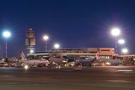 Una veduta notturna del piazzale aerei dell'aeroporto di Malpensa.