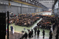 Il Presidente Sergio Mattarella a Genova nello stabilimentto ArcelorMittal saluta ,in occasione della cerimonia commemorativa del 40° anniversario dell'uccisione di Guido Rossa. Immagine d'archivio.