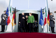 Berlino - Il Presidente della Repubblica Sergio Mattarella con la Cancelliera Angela Merkel.