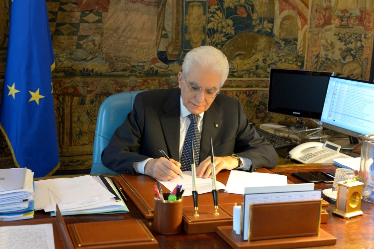 Legittima difesa: Il presidente Sergio Mattarella nel suo studio al Quirinale mentre scrive. Banche