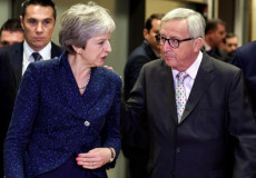 Theresa May e Jean Claude Juncker.