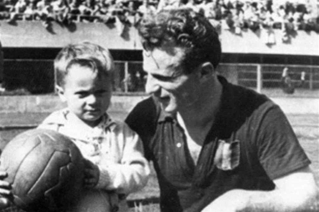 Valentino Mazzola con il piccolo Sandro.