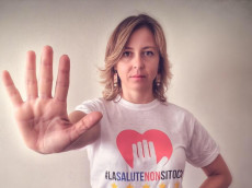 La ministro della Salute Giulia Grillo indossando una maglietta con la scritta "La salute non si tocca"