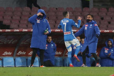 José Callejoncorre verso la èanchina per festeggiare il primo gol della partita Napoli - Lazio.
