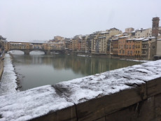 Fiocchi di neve anche a Firenze: vista di Ponte Vecchio.