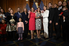 La deputata Alexandria Ocasio-Cortez, circondata dalla sua famiglia, giura nelle mani della speaker della Camera Nancy Pelosi.