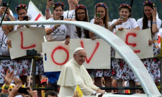 Papa Francesco ripreso dal cellulare di un gruppo di ragazze.